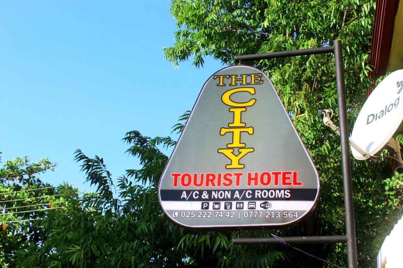 The City Tourist Hotel Anuradhapura Exteriör bild
